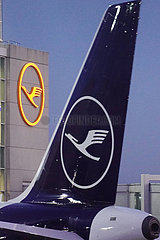 Frankfurt am Main  Deutschland  Heckleitwerk eines Flugzeugs der Lufthansa in neuer Lackierung