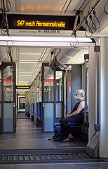 Berlin  Deutschland  Frau mit FFP2-Maske sitzt allein in einer S-Bahn der Linie 47