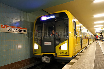 Berlin  Deutschland  U-Bahn der Linie 9 faehrt in den Bahnhof Leopoldplatz ein