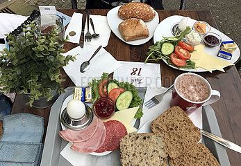 Berlin  Deutschland  Symbolfoto: Fruehstueck in einem Cafe