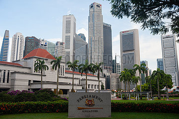 Singapur  Republik Singapur  Parlamentsgebaeude mit der Skyline des Geschaeftsviertels im Hintergrund