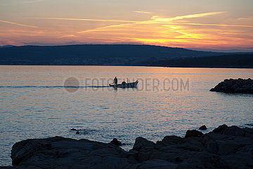 Kroatien  Krk (Hauptstadt der Insel Krk) - Blick auf die Bucht vor Krk mit einem Fischerboot