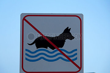 Kroatien  Krk (Hauptstadt der Insel Krk) - Schild am Strand: Hundebad unerwuenscht