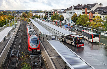 Buss und Zug am Stadtbahnhof  Iserlohn  Nordrhein-Westfalen  Deutschland
