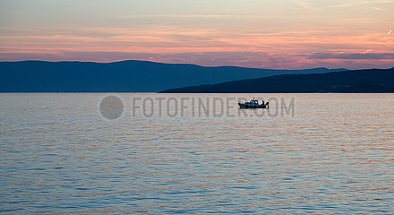 Kroatien  Krk (Hauptstadt der Insel Krk) - Blick auf die Bucht vor Krk mit einem Boot