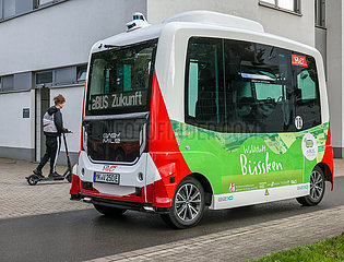Autonom fahrender Elektrobus am Stadtbahnhof  Iserlohn  Nordrhein-Westfalen  Deutschland