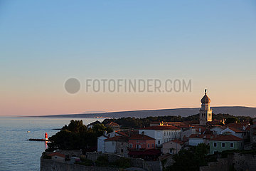 Kroatien  Krk (Hauptstadt der Insel Krk) - Blick auf die Altstadt im Sonnenuntergang