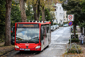 Linienbus faehrt durch Wohngebiet  Iserlohn  Nordrhein-Westfalen  Deutschland