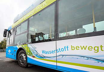Wasserstoffbus tankt H2 Wasserstoff an einer mobilen H2 Wasserstofftankstelle  Muenster  Nordrhein-Westfalen  Deutschland