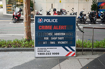 Singapur  Republik Singapur  Hinweisschild der Polizei informiert ueber Verhaftungen wegen Ladendiebstahls