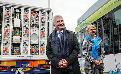 Andreas Pinkwart  Dorothee Feller  Wasserstoffbus tankt H2 Wasserstoff an einer mobilen H2 Wasserstofftankstelle  Muenster  Nordrhein-Westfalen  Deutschland