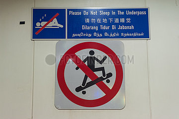 Singapur  Republik Singapur  Hinweisschilder informieren ueber Verbote des Schlafens und Skateboardfahrens in einer Unterfuehrung