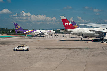 Phuket  Thailand  Passagierflugzeuge der Thai Airways und Nordwind Airlines auf dem internationalen Flughafen