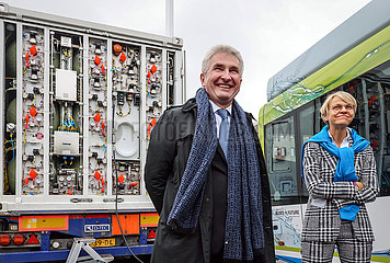 Andreas Pinkwart  Dorothee Feller  Wasserstoffbus tankt H2 Wasserstoff an einer mobilen H2 Wasserstofftankstelle  Muenster  Nordrhein-Westfalen  Deutschland