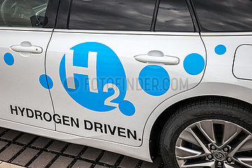 Wasserstoffauto tankt H2 Wasserstoff an einer mobilen H2 Wasserstofftankstelle  Muenster  Nordrhein-Westfalen  Deutschland