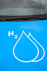 Wasserstoffauto tankt H2 Wasserstoff an einer mobilen H2 Wasserstofftankstelle  Muenster  Nordrhein-Westfalen  Deutschland