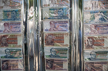 Yangon  Myanmar  Alte birmanische Kyats Banknoten zum Verkauf an einem Strassenstand