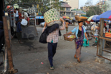 Yangon  Myanmar  Alltagsszene mit Menschen am Hafen des Yangon River