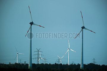 Deutschland  Bremen  Windraeder und Strommasten