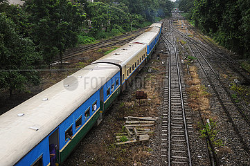 Yangon  Myanmar  Zug der Yangon Circular Railway und Bahnschienen im Stadtzentrum