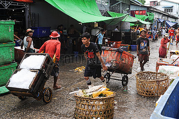 Yangon  Myanmar  Arbeiter und Eislieferanten auf dem traditionellen Baho San Pya Fischmarkt