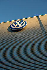 Deutschland  Bremen - VW-Logo an der Wand eines Autohauses