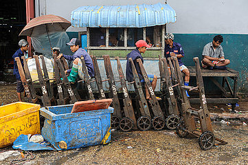Yangon  Myanmar  Arbeiter machen auf dem traditionellen Baho San Pya Fischmarkt eine Pause