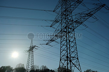 Deutschland  Bremen - Strommasten und die Sonne
