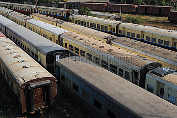 Yangon  Myanmar  Eisenbahnwaggons auf dem Abstellgleis am Hauptbahnhof