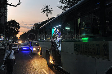 Yangon  Myanmar  Feierabendverkehr mit Pendlern in einem vollbesetzten Bus