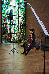 Deutschland  Bremen - Cellistin bei einem Solo bei einem Konzert von Alter Musik in einer Kirche