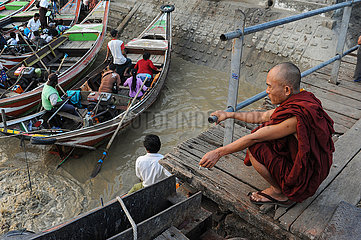 Yangon  Myanmar  Flusstaxis und ein Moench warten am noerdlichen Ufer des Yangon River