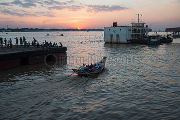 Yangon  Myanmar  Sonnenuntergang mit Flusstaxis und Faehren am Ufer des Yangon River