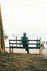Mann sitzt am Starnberger See