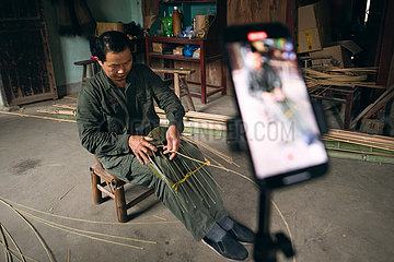 (Zhejiangpictorial) China-Zhejiang-Hangzhou-Bambus-Flechtenhandwerker (CN)