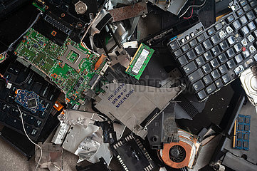 Singapur  Republik Singapur  Elektronikschrott aus Bauteilen alter Laptop Computer mit Platinen  Festplatte und Tastatur
