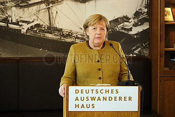 Deutschland  Bremerhaven - Bundeskanzlerin Angela Merkel (CDU) besucht zum Abschied das Deutsche Auswandererhaus (DAH)