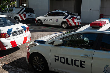 Singapur  Republik Singapur  Streifenwagen der Polizei parken vor einer Polizeiwache in Little India