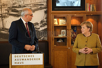 Deutschland  Bremerhaven - Bundeskanzlerin Angela Merkel (CDU) zu Besuch beim Deutschen Auswandererhaus (DAH)  links Andreas Bovenschulte (SPD)  Regierungschef des Bundeslands Bremen