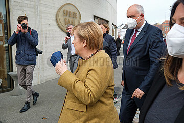 Deutschland  Bremerhaven - Bundeskanzlerin Angela Merkel (CDU) besucht zum Abschied das Deutsche Auswandererhaus (DAH)  rechts Andreas Bovenschulte (SPD)