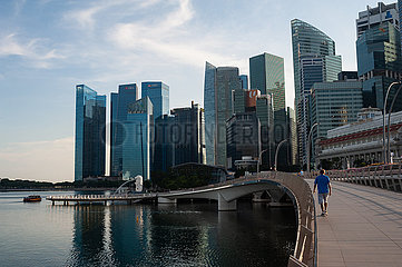 Singapur  Republik Singapur  Skyline des Geschaeftsviertels mit Wolkenkratzern in Marina Bay