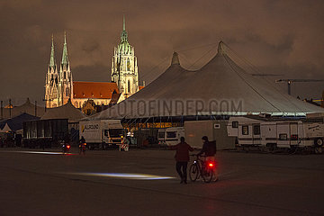 Theresienwiese  Paulskirche  Tollwood-Festival Zelte  abends  Muenchen  November 2021