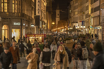Theatinerstrasse  abends  viele Menschen in der Stadt unterwegs  November 2021