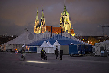 Theresienwiese  Paulskirche  Tollwood-Festival Zelte  abends  Muenchen  November 2021
