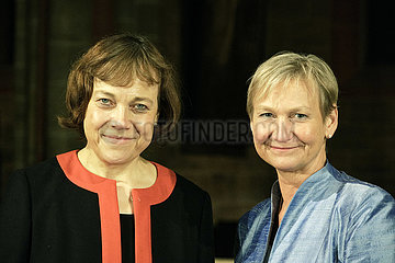 Deutschland  Bremen - die neue Ratsvorsitzende der EKD Annette Kurschus (links) und ihre Stellvertreterin Kirsten Fehrs