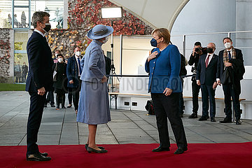 Berlin  Deutschland - Bundeskanzlerin Angela Merkel begruesst die daenische Koenigin Margarethe II und Kronprinz Frederik im Ehrenhof des Kanzleramts.