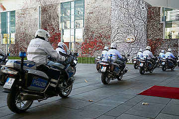 Berlin  Deutschland - Einfahrt der Motorradstaffel der Berliner Polizei im Ehrenhof des Kanzleramts.