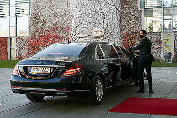 Berlin  Deutschland - Luxuslimousine vom Modell Maybach im Ehrenhof des Kanzleramts.