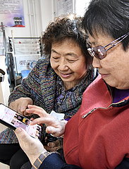 China-Beijing-ältere Menschen-Online-Shopping