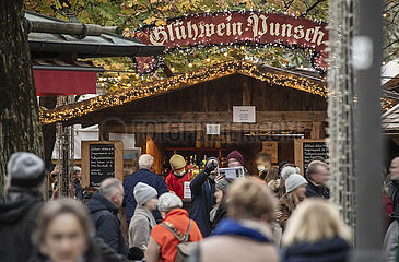 Gluehweinstand am Viktualienmarkt  Muenchen  12. November 2021